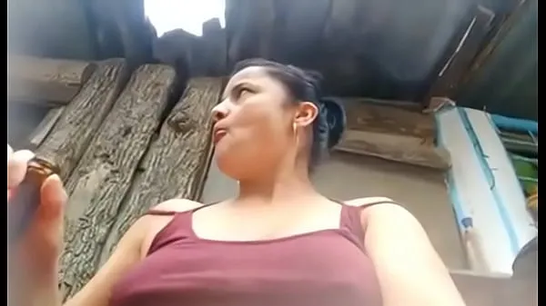 Video tenaga Lady masturbates in the street until she cums baharu