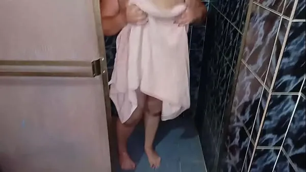 새로운 Spying on my STEPMOTHER while she's taking a bath when I come in she asks me to help her dry it ends up sucking my COCK 에너지 동영상