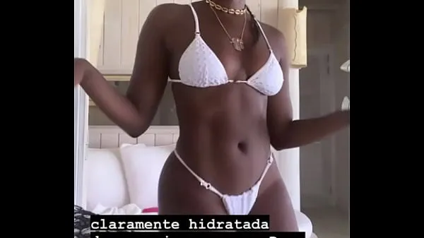 Novos vídeos de energia Singer iza in a bikini showing her butt
