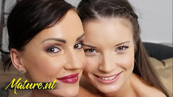 Video energi Elen Million Gets Seduced By Her Beautiful Lesbian Step Dauhgter Anita Bellini baru