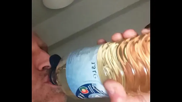 Νέα βίντεο Chugging 1,5 litres of male piss, swallowing all piss until last drop ενέργειας