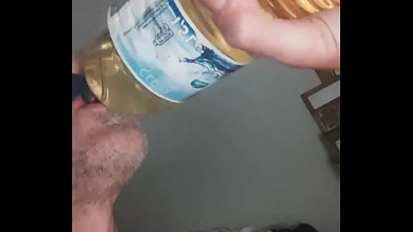 Nieuwe Chugging 1,5 litres of male piss, swallowing all until last drop part two energievideo's