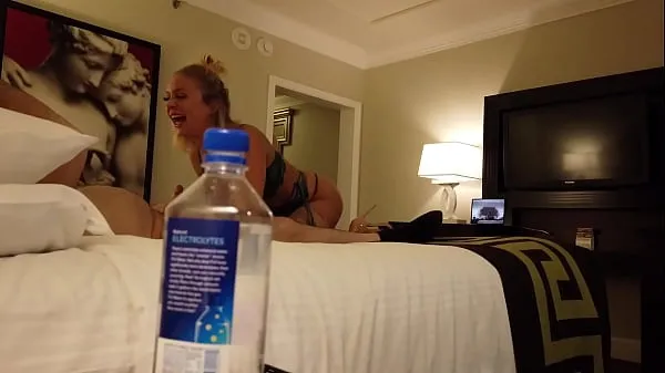 नई Stupid Water Bottle! Madelyn Monroe Fucks Stranger in Vegas ऊर्जा वीडियो