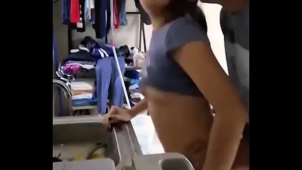 Yeni Cute amateur Mexican girl is fucked while doing the dishes enerji Videoları