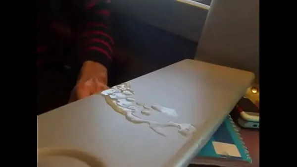 Nieuwe amateur cumming a lot on the train energievideo's