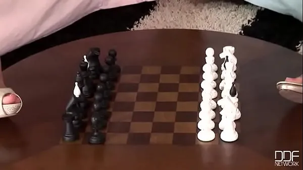 Новые Горячая лесбийская игра в шахматы в постели энергетические видео