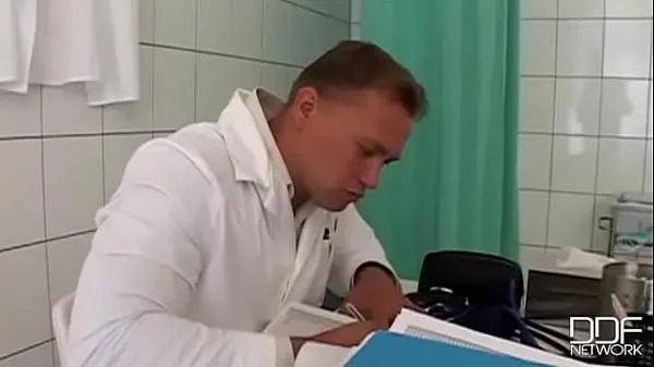 نئی Doctor checks this perfect throat توانائی کی ویڈیوز