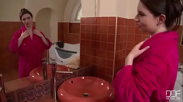 نئی Goddess in the Tub توانائی کی ویڈیوز