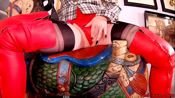 Yeni Hot MILF Red XXX in her sexy red thigh high boots enerji Videoları