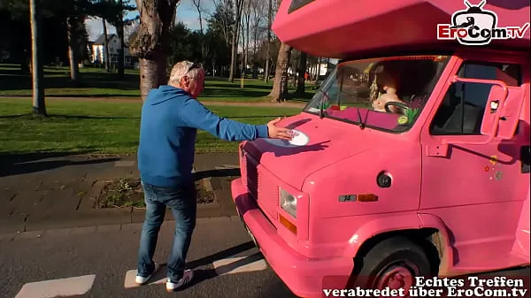 Nuevos videos de energía El abuelo recoge a una teen alemana en la calle y se la folla en el coche