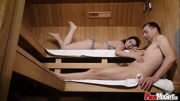 Nieuwe EU milf sucking dick in the sauna energievideo's