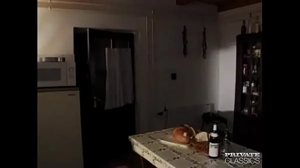Video tenaga Beata Fucks in the Farmer's Kitchen baharu