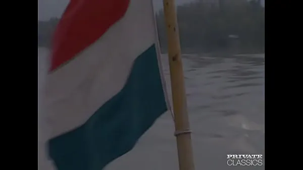 Video tenaga Natali & Susan, Anal Threesome in a Boat baharu