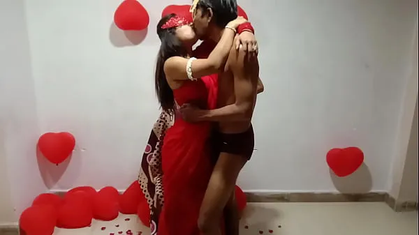 新Newly Married Indian Wife In Red Sari Celebrating Valentine With Her Desi Husband - Full Hindi Best XXX能源视频