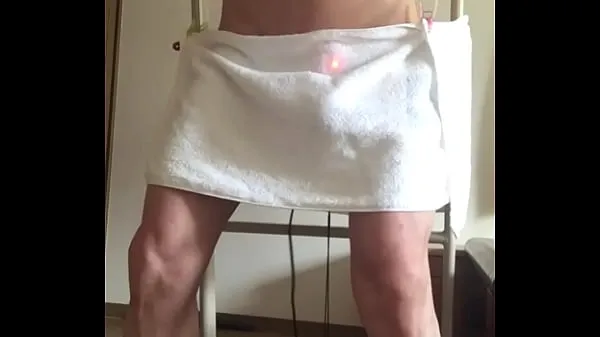 Nuovi video sull'energia The penis hidden with a towel comes off when it moves and is exposed. I endure it, but a powerful vibrator explodes and eventually the towel falls. Ejaculate in 1 minute of premature ejaculation
