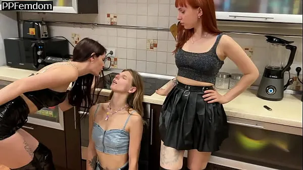 Nieuwe Smoking Bitches Spit In Slave Girl Mouth Filling It With Their Saliva - Spitting Lezdom (Preview energievideo's