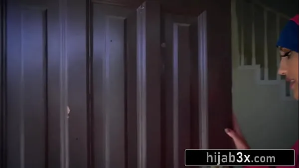Video tenaga Hijab Wearing Hottie Fucks Landlord To Pay The Rent - Chloe Amour baharu