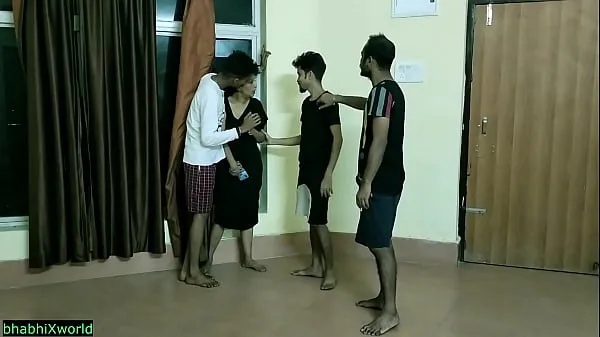 Novi videoposnetki Desi cute girl fucked by three boys at boyfriend home!! Hot xxx energije