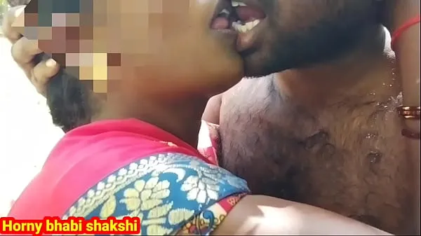 Video tenaga Desi horny girl was going to the forest and then calling her friend kissing and fucking baharu