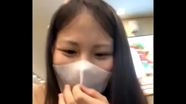 Novi videoposnetki Vietnamese girls call selfie videos with boyfriends in Vincom mall energije