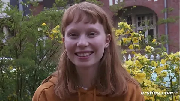 Nuovi video sull'energia Ersties: Cutie norvegese si strofina la figa pelosa