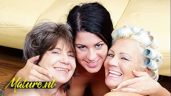 Nuevos videos de energía Joven cachonda Rashina invitó a una pareja de lesbianas maduras a un trío caliente