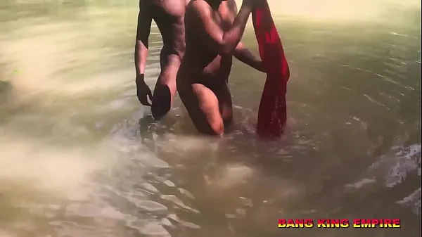 Novos vídeos de energia Pastor africano é flagrado fazendo sexo em um riacho local com um membro da igreja grávida após o batismo na água - o rei deve ouvir porque é um tabu