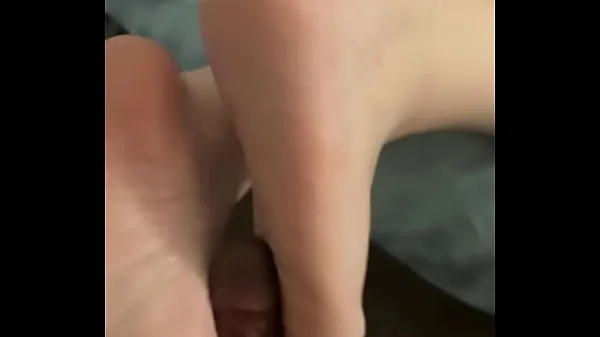 नई Wifey gives me her first ever footjob ऊर्जा वीडियो