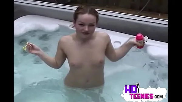 新Sweet teen showing her small tits and pussy in jaccuzi能源视频