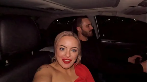 Yeni Picking up Huge Natural Tits Alexis Kay on New Years after she flashes her boobs publicly in the club enerji Videoları