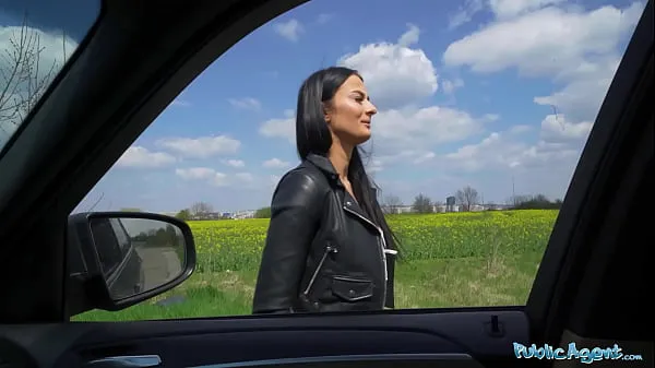 نئی Public Agent Roadside pickup leads to hot public sex with a stranger توانائی کی ویڈیوز
