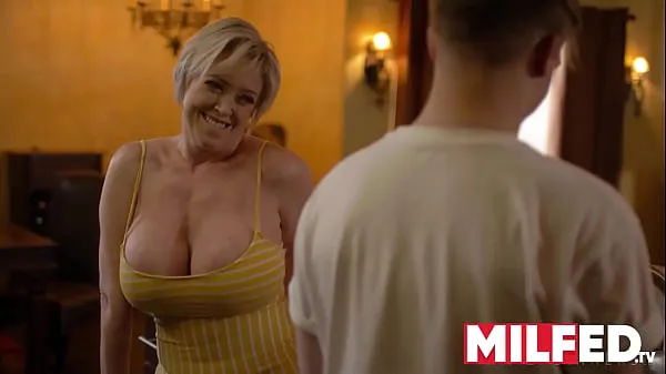 نئی Mother-in-law Seduces him with her HUGE Tits (Dee Williams) — MILFED توانائی کی ویڈیوز