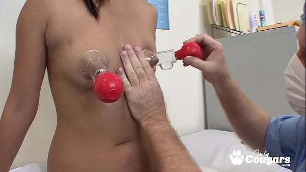 Neue Asiatische MILF fickt ihren TittenarztEnergievideos