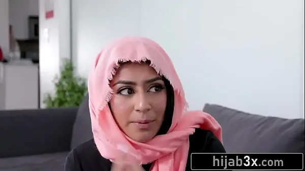 Neue Heiße muslimische junge Frau muss Nachbarn lutschen und ficken, um ihr Geheimnis zu bewahren (Binky BeazEnergievideos