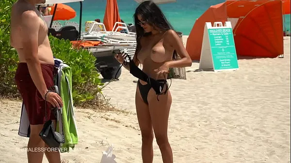 新しい彼女の夫が待っているビーチで彼女の巨乳を露出エネルギービデオ