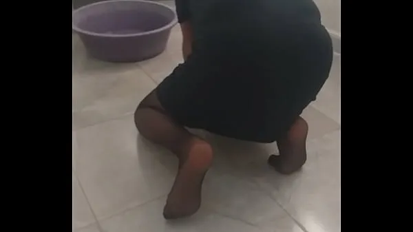 Novi videoposnetki My turbaned stepmother wipes the floor with her sexy socks energije