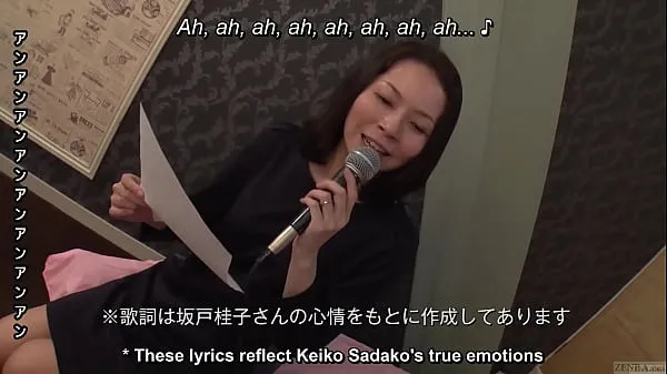 Nieuwe Mature Japanese wife sings naughty karaoke and has sex energievideo's
