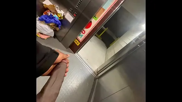 Video tenaga Bbc in Public Elevator opening the door (Almost Caught baharu