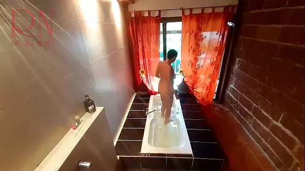 Video tenaga Peep. Voyeur. Housewife washes in the shower with soap, shaves her pussy in the bath. 2 1 baharu