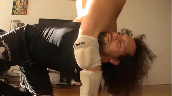 Nieuwe MMA trainer Kaz makes his living teaching MMA to bored housewives energievideo's