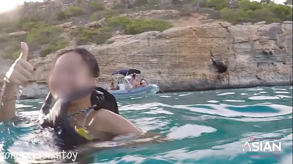 Novi videoposnetki REAL Outdoor public sex, showing pussy and underwater creampie energije