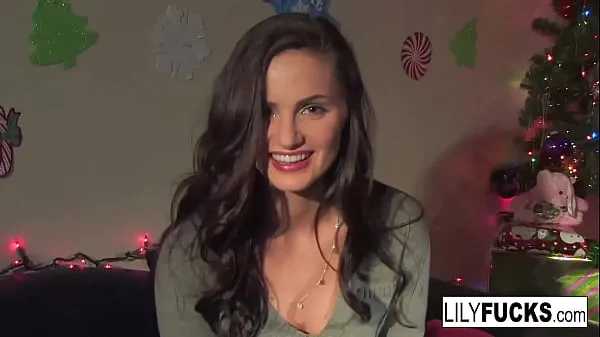 Nouvelles vidéos sur l’énergie Lily nous raconte ses vœux de Noël excitants avant de se satisfaire dans les deux trous