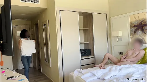 Video energi PUBLIC DICK FLASH. I pull out my dick in front of a hotel maid and she agreed to jerk me off baru