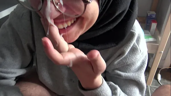 Novos vídeos de energia Uma garota muçulmana fica perturbada ao ver o grande pau francês de seu professor