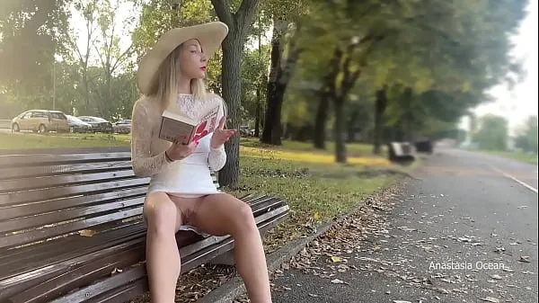 Nové videá o My wife is flashing her pussy to people in park. No panties in public energii