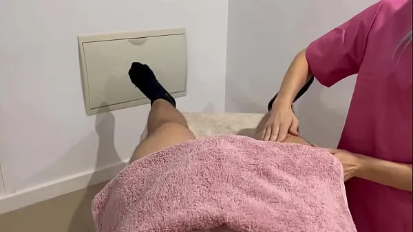 Nieuwe The masseuse who is a friend of my girlfriend gets horny and gives me a handjob and a blowjob until I finish cumming energievideo's