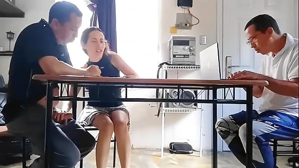 نئی While the cuckold does the math, his cheating wife drains the contractor's cum under the table توانائی کی ویڈیوز