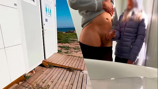 Új I surprise a girl who catches me jerking off in a public bathroom on the beach and helps me finish cumming energia videók