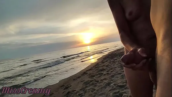 Nouvelles vidéos sur l’énergie Une MILF amateur exhibitionniste en plein air suce une grosse bite sur une plage de nudité en public pour un voyeur avec du sperme 2