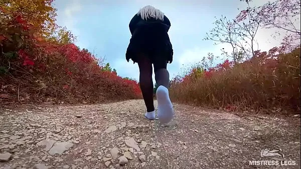 Video Walking in white socks and pantyhose in the woods năng lượng mới